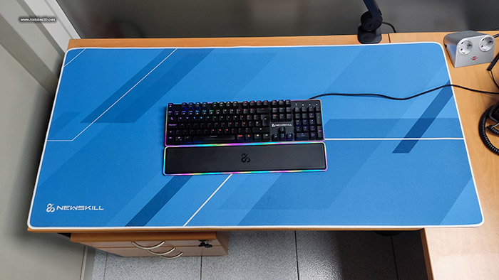 Newskill Artemis Lavanda XL y Aqua XXL Foto de la alfombrilla Newskill Artemis Aqua XXL con un teclado Newskill encima