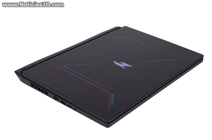 Acer Nitro 16 detalle conexiones traseras