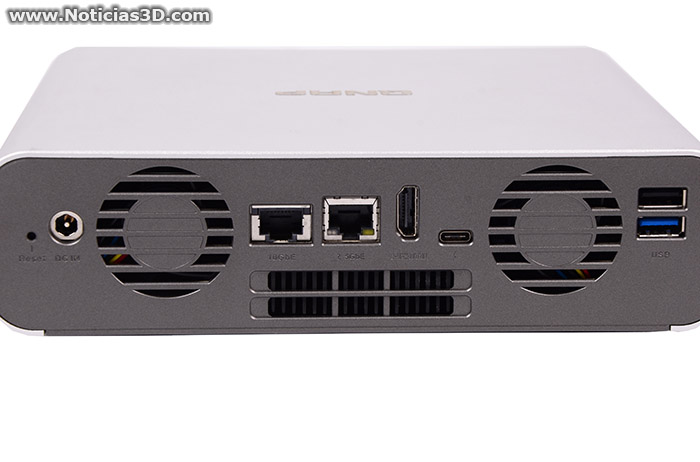 QNAP TBS H574TX Cara trasera del NAS, panel trasero con conectores