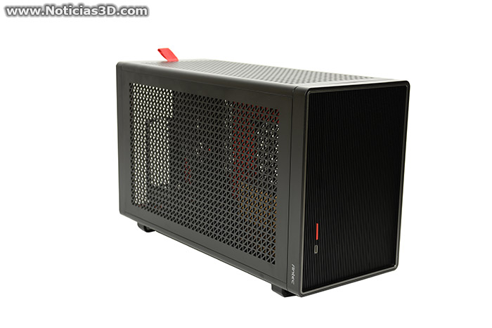Antec Performance 1M Foto diagonal de la cara izquierda y el frontal