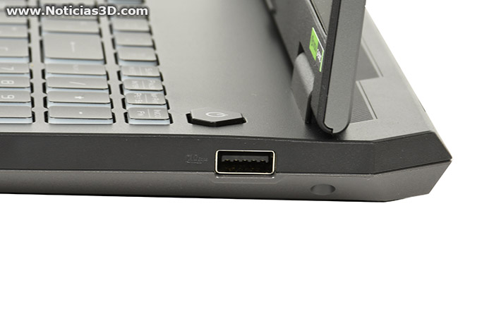ASUS TUF Gaming A16 (2024) FA608W Foto detalle conexiones lateral derecho